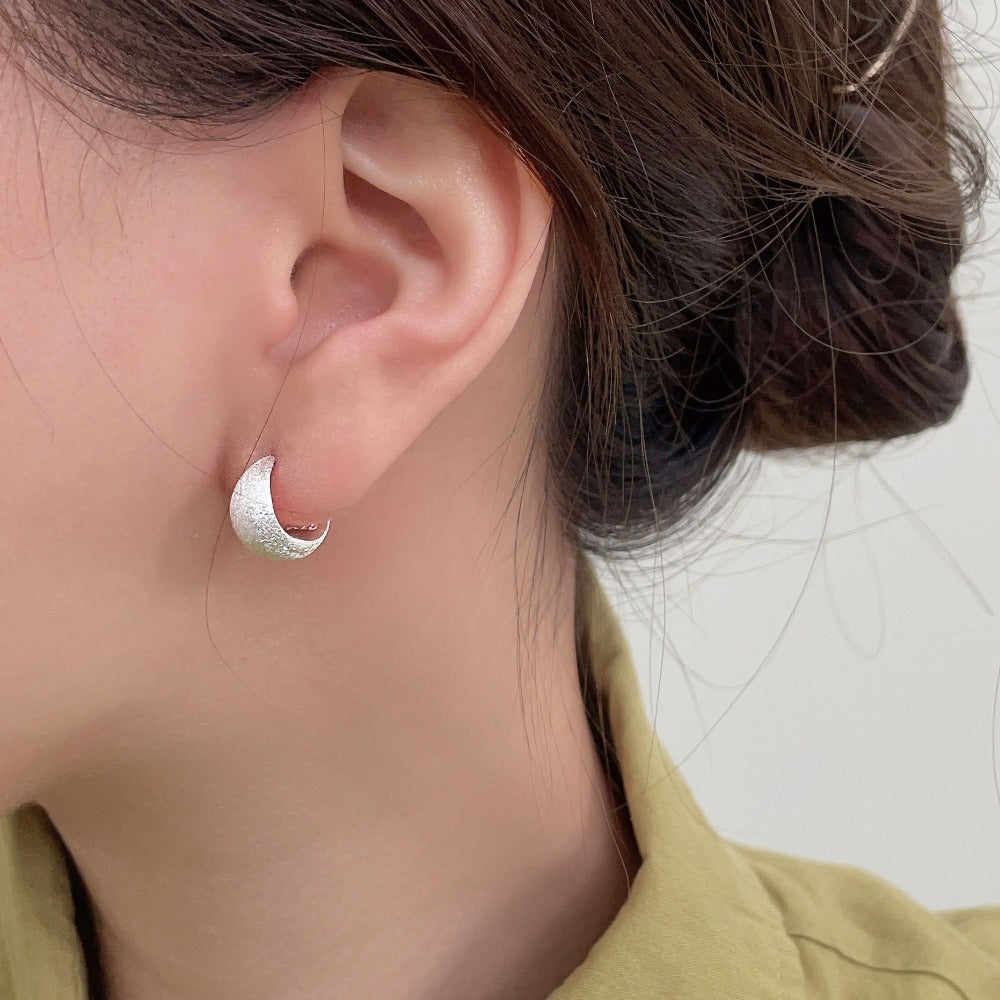 Linglang Matte Silver Hoop Earrings Minimalist Brushed Earrings Jewelry for Girls Dainty Hypoallergenic Earrings